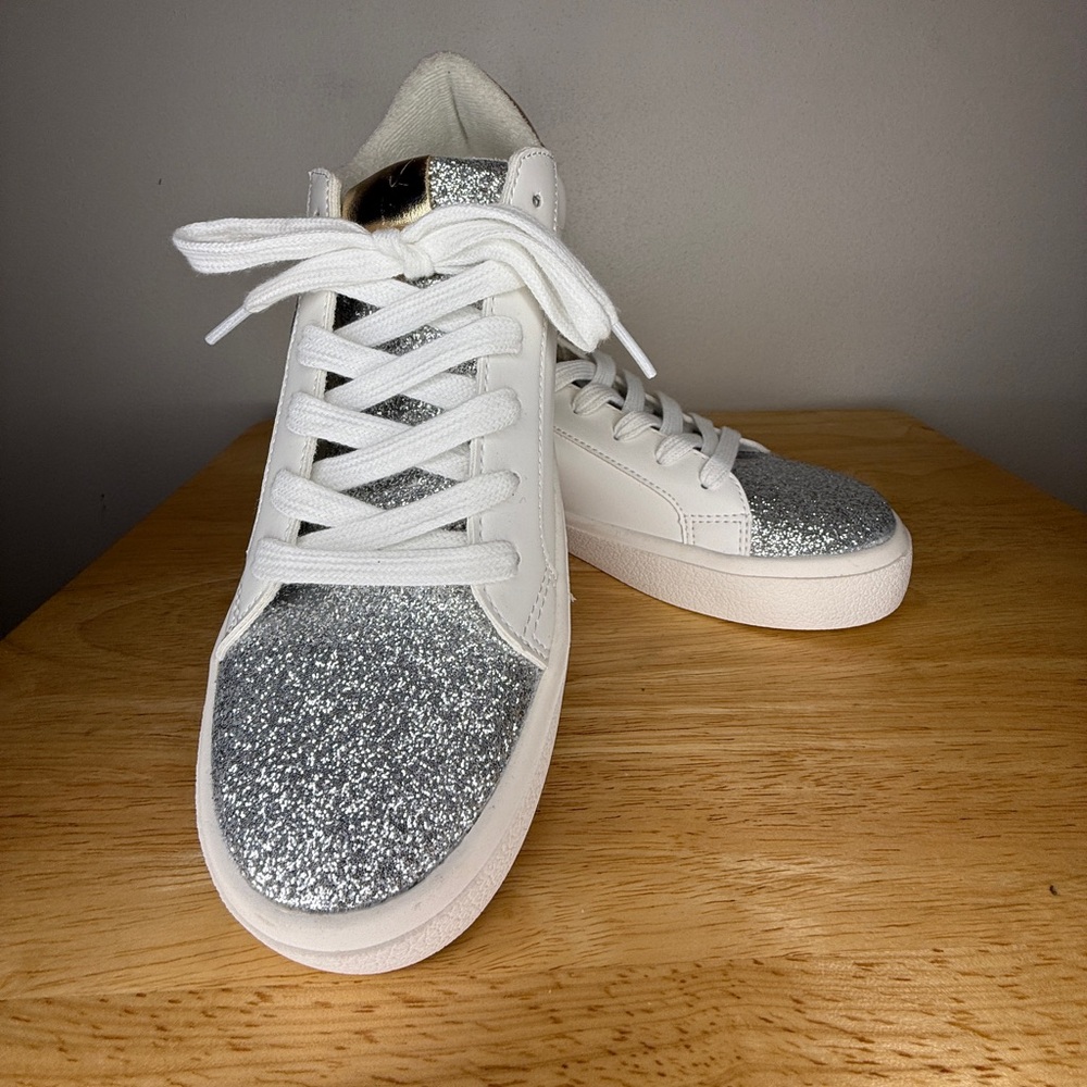 Size 9 1/2 NWT No Boundaries Low Star Sneaker - Picture 4 of 7